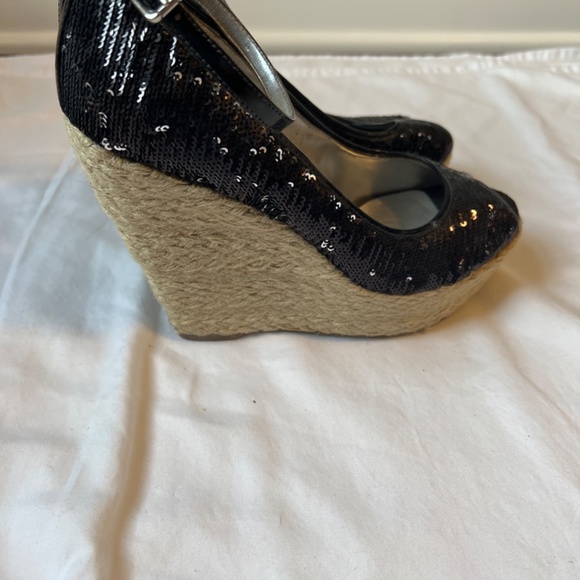Guess woman’s size 8 sequin wedge - Picture 5 of 6